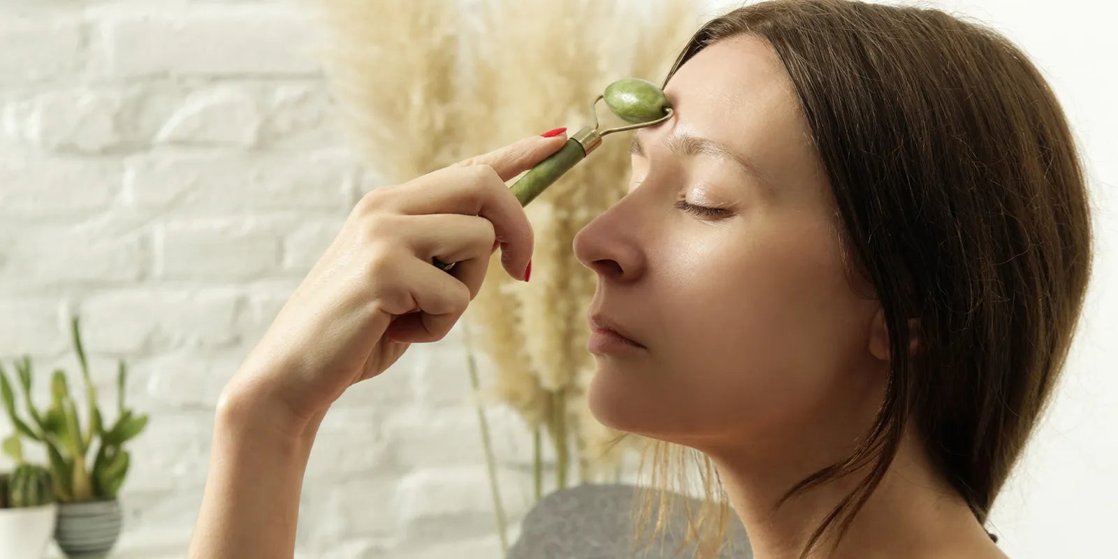 how to use a jade roller on your face