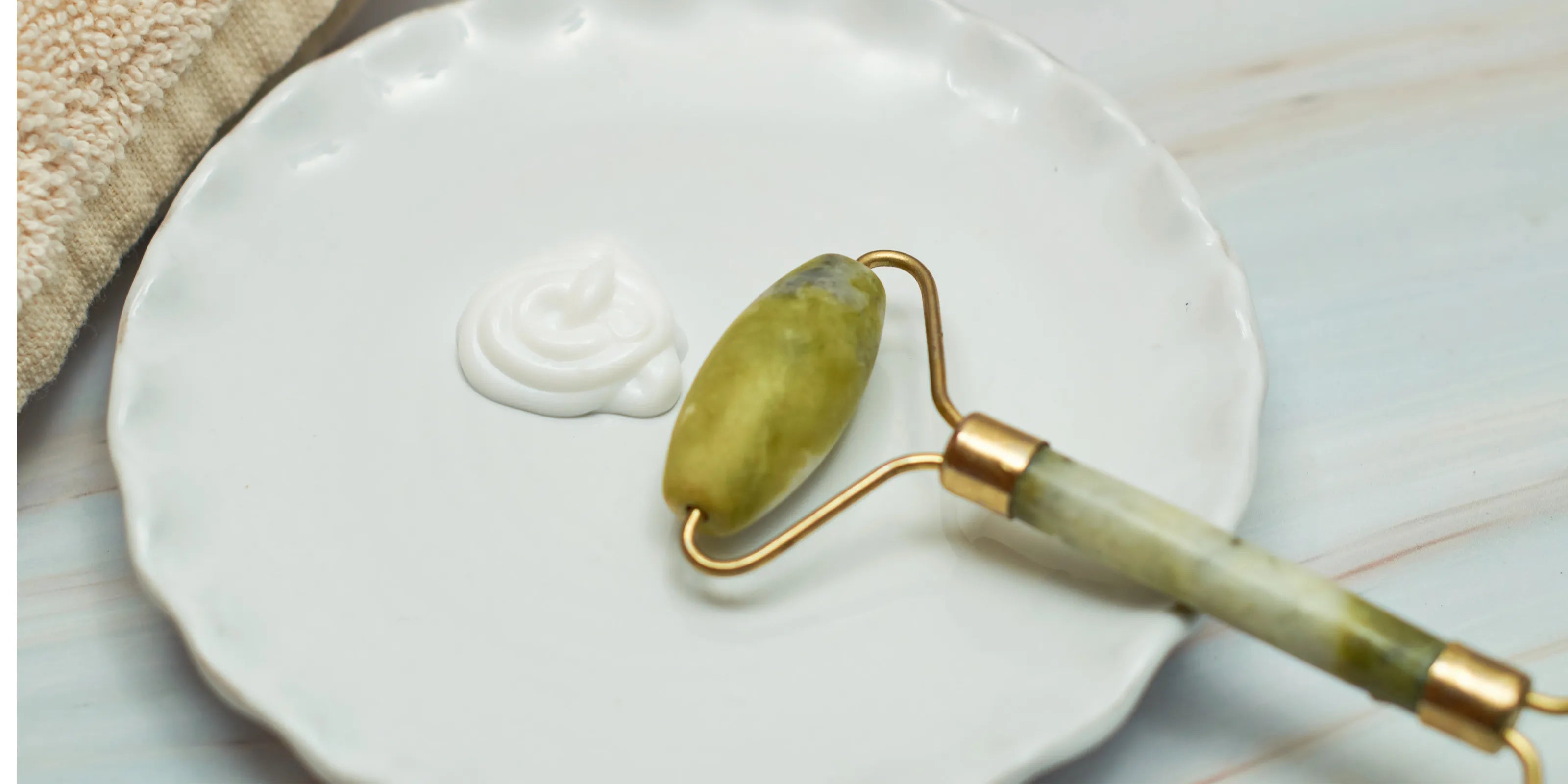 how to use a jade face roller